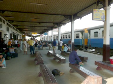素朴な雰囲気ののんびりしたアユタヤ駅