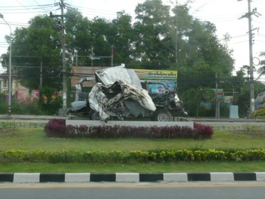 交通事故の車を道路に置いて注意喚起する