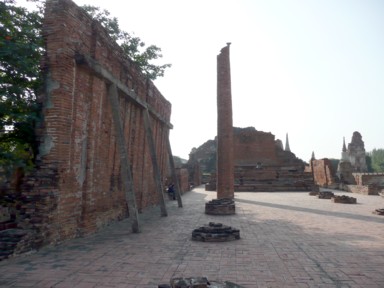 倒れかけたレンガの壁をつっかえ棒で支える