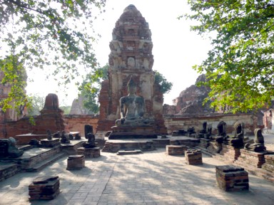 仏像と仏塔と周りには頭を破壊された仏像が並ぶ