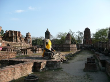 王朝の遺跡と黄色い袈裟を着ブッダ像