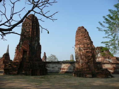 斜めに傾くレンガ造りの仏塔