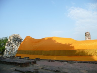 黄色い袈裟を着た巨大寝釈迦