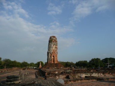 背の高いレンガ造りの仏塔が空へと伸びる