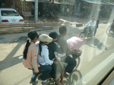 ホンダカブに5人乗る驚きの光景