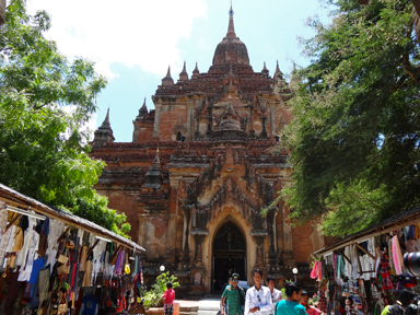 人が集まる祈りの寺院には参道の如く露店が並ぶ