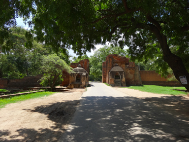 レンガで作られた城壁のようなタラバー門