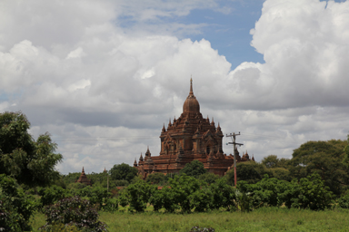 芸術的な仏塔が現れるバガンの圧巻の風景