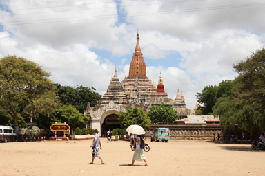 アーナンダー寺院の白い土台にレンガの仏塔がのった色も形も美しい仏塔