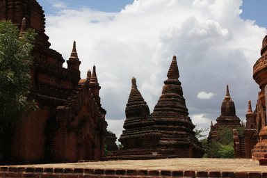 レンガ造りの仏塔は倒れかけのものもたくさん