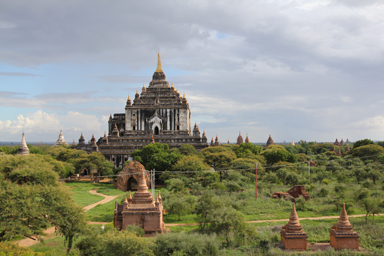 巨大な白いタビィニュ寺院の表面は雨風の経年を物語る