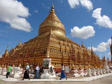 鮮やかな空と金色が輝くシュエズィーゴォン・パヤー