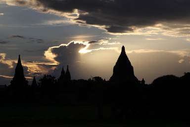日暮れとシルエットになるシュエサンドー・パヤー