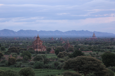 バガンの平原と仏塔群が薄暗くなりだす