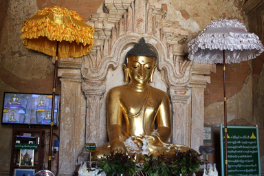 さまざまな表情を持つ金色の仏陀の像