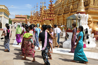 寺院でお祈りする女性の団体