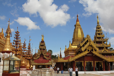 たくさんの仏塔が立ち上がる