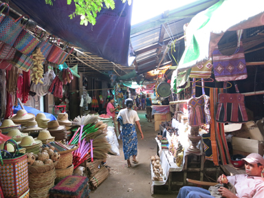 バガンのローカル色の強いニャウンウーの市場