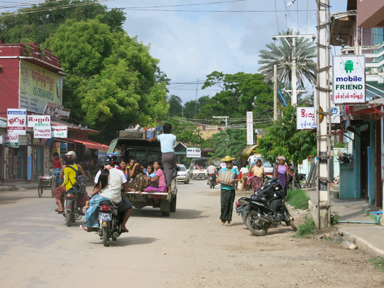 メイン通りも舗装もされず素朴な風景