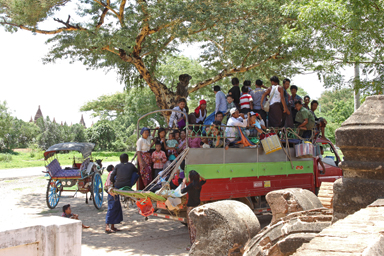 バス代わりのトラックに老若男女のたくさんの人が立ち乗り