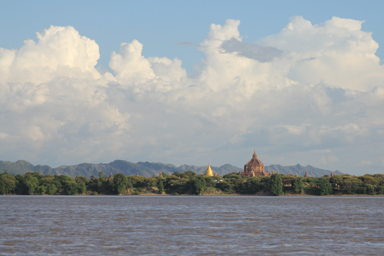 船からのバガンの仏塔