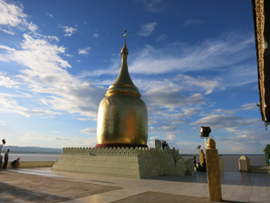 川沿いに立つ灯台のように仏塔