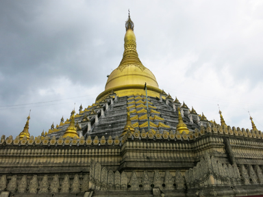 バゴーのマハーゼディーパヤーの黒い仏塔の上に金の仏塔が立つ姿