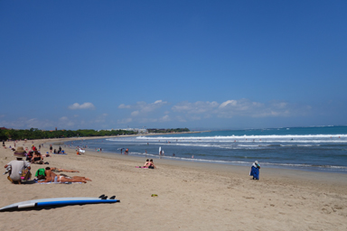 長くて波のあるクタのビーチ