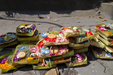 供え物として葉の器に入った色とりどりの花とお菓子