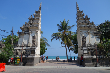 バリ島のビーチへ入る石のゲート