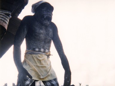 ヒンドゥー教の神様の威嚇した猿の像が町なかに立つ