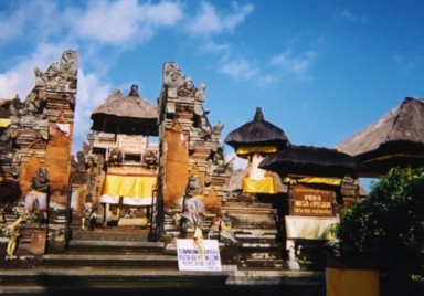 ヒンドゥー寺院の入り口の立派な門