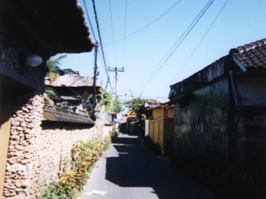 裏道の積み重ねた石の塀が続く町並み