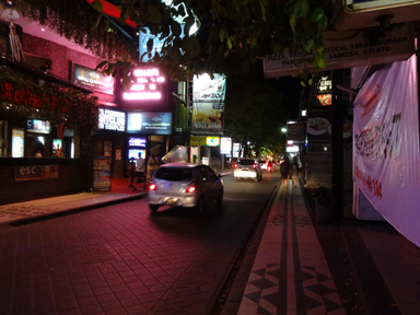 クタの音楽がもれる夜のにぎやかな街