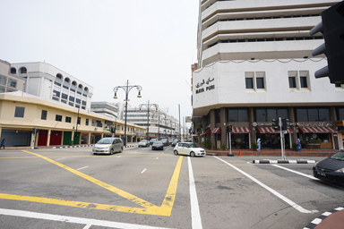 ブルネイの首都は東南アジアらしさとは異なる車も人も少ない街の風景