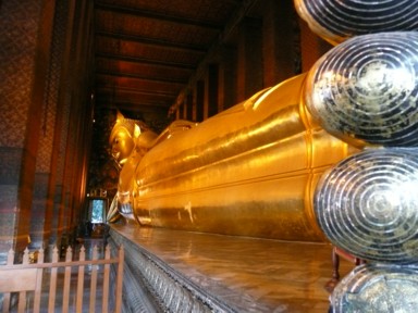 ワット・ポーの巨大な金色の寝釈迦仏