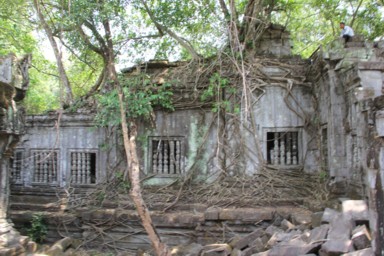 遺跡が崩れてきれいな小山