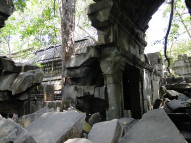 崩れた遺跡を乗り越えて進むアスレチックのようなベンメリア