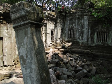 支えるものを失ったまま1000年残る柱