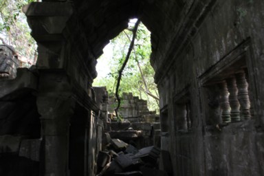 アーチ状の石の屋根が残ったベンメリア