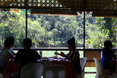 ロボック川のクルーズは優雅に食事つき