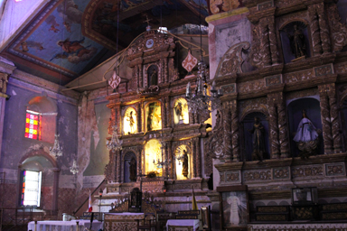 多くの聖人像が壁に並ぶ荘厳なバクラヨン教会