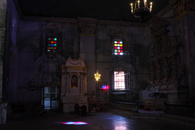 ステンドグラスが地面の一部をカラフルにするバクラヨン教会