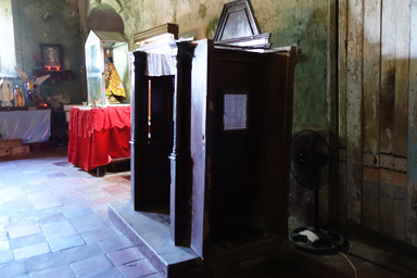 バクラヨン教会の木の箱の懺悔室