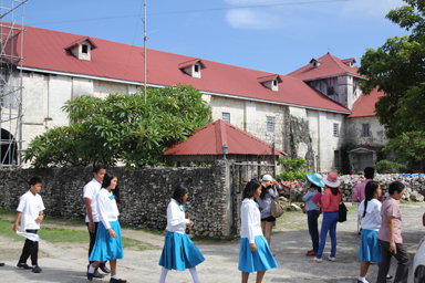 南国らしい水色の制服を着た子どもたち