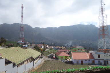 火山の巨大カルデラの中で暮らす村