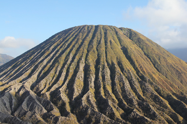 バトッ山の美しく刻まれた尾根筋と三角の形