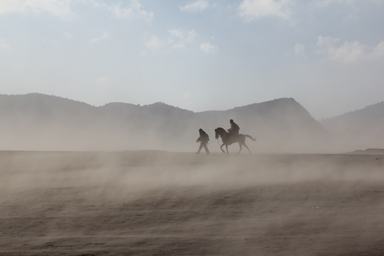 カルデラの底の砂を風は簡単に巻き上げる