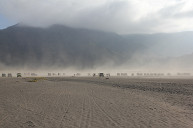 ジープの大群が並ぶ迫力の光景
