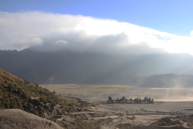 遠くで雲がダイナミックに山を覆う